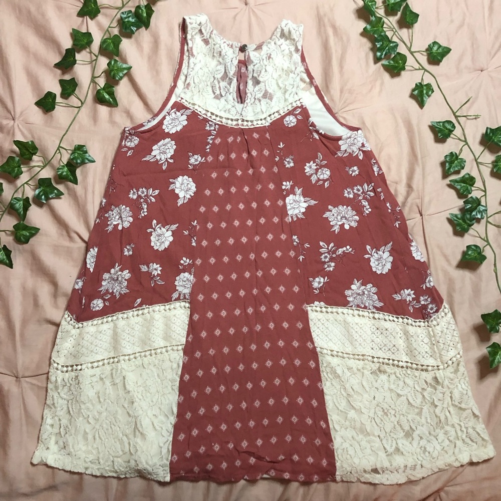 Pretty Sleeveless Bohemian Dress with White Flowers and Lace
